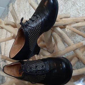 Fluevog size 9 black lace up shoe with 1.5" heel and brown detailing